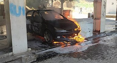 Park halindeki otomobil yandı