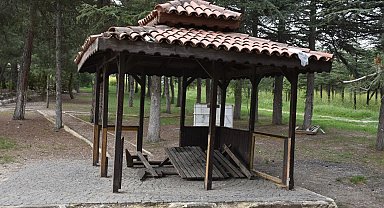 Parklarda bank ve kamelyalara zarar verenlere 'Lütfen Yeter' sitemi