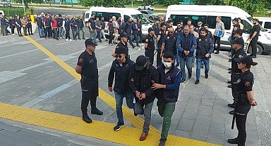 PKK'nın üst düzey yetkilisi Duran Kalkan'ın korumasının yakalandığı operasyonda 21 kişi tutuklandı