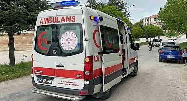 Plakasız kullandığı motosiklet ile otomobile çarpan sürücü yaralandı