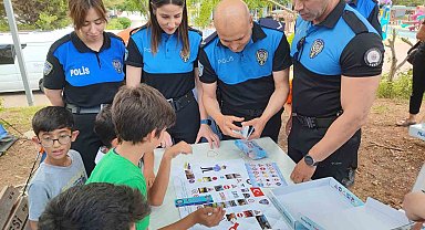 Polis deprem çocuklarıyla futbol oynadı