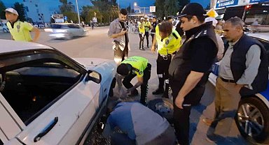 Polisler önce durdurdu, sonra patlayan lastiği değişti