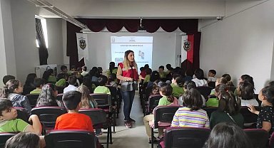Polislik mesleğini tanıyıp suçtan korunma yöntemlerini öğreniyorlar