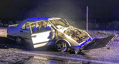 Refüje çarpan otomobilin sürücüsü yaralandı