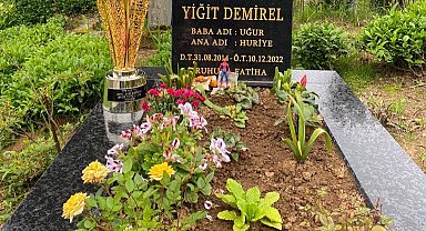 Rizespor'un şampiyonluk kupası minik Demirel'in kabrine götürüldü