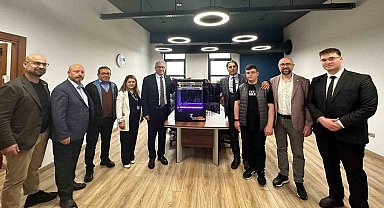 ROBOSB Teknoloji Takımı ürettiği 3D yazıcıyı Başkan Küpeli ve ekibine sundu