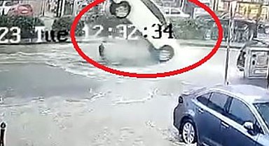 Rögar kapağı otomobili böyle savurdu