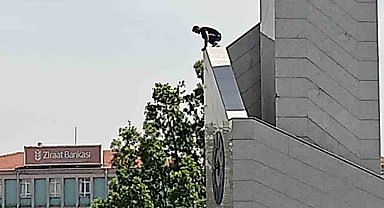 Saat kulesine tırmanan gencin tehlikeli oyunu kameraya yansıdı