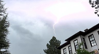 Sağanak öncesi çakan şimşekler görsel şölen oluşturdu