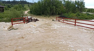Sağanak sonrası dereler taştı yollar göle döndü