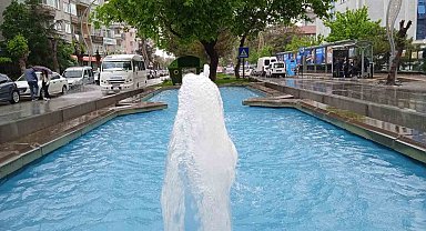 Sağanak yağmur yağışı altında ilginç görüntü