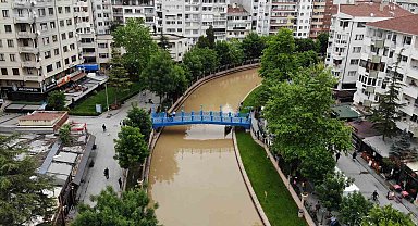 Sağanaklar Porsuk Çayı'nı kahverengiye boyadı