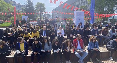 Sahil bandında kitap okudular