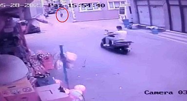 Şaka gibi...Boş yolda motosiklet ve bisiklet kafa kafaya böyle çarpıştı