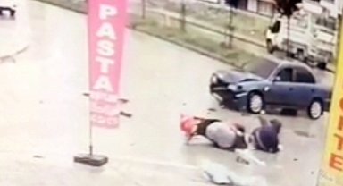 Samsun'da otomobilin 2 motosiklete çarpma anı kamerada