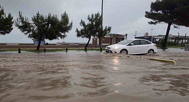 Samsun'da sağanak yağış yolları göle çevirdi