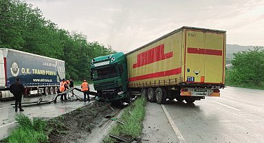 Samsun'da tır bariyere çarpıp su kanalına girdi