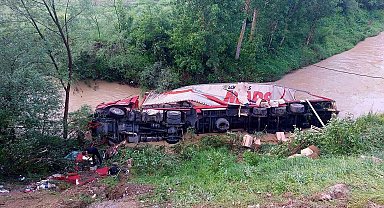 Samsun'da tır çaya devrildi: 2 yaralı