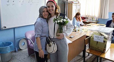 Sandık başında Anneler Günü kutlaması