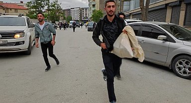 Sandık görevlileri geç kalmamak için koşarak oyları yetiştirdi