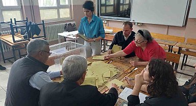 Sandıklar açıldı oylar sayılmaya başlandı