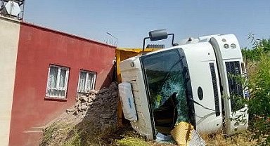 Şarampole yuvarlanan kamyonu ev kurtardı