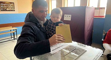 Sarıkamış'ta Yıldırım ailesi 7 aylık ikiz bebekler ile sandığa gitti