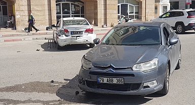 Satışını yeni aldığı araçla dakikalar sonra kaza yaptı