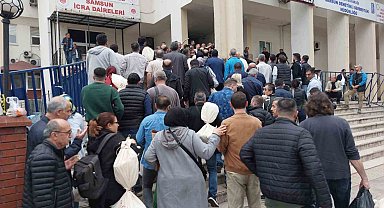 Seçim kurulunda oy çuvalı kuyruğu