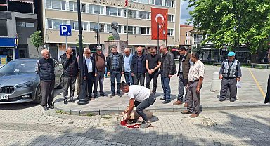 Seçim sonuçları için ilçe meydanında kurban kesti