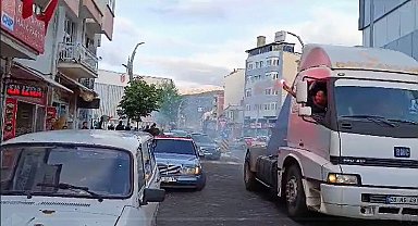 Seçim sonuçlarını tır konvoyuyla kutladılar