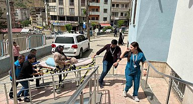 Sedye ile oy kullanmaya geldi