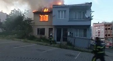 Şehir merkezinde metruk bina alev alev yandı