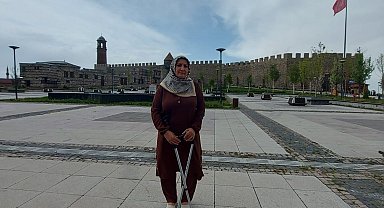 Şehit annesinden tepki: "Biz vatan sağ olsun diyoruz, onlar Öcalan'a, Selahattin'e özgürlük diyorlar"