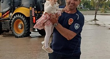 Sel sularının sürüklediği otobüste mahsur kalan 28 yolcu kurtarıldı