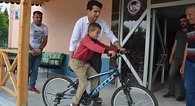 Selendi'de en çok kitap okuyan öğrenci bisiklet ile ödüllendirildi