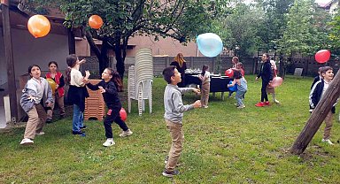 Servisinde taşıdığı minik öğrencilere sene sonu ödül sözünü tuttu, evinin bahçesinde ağırladı