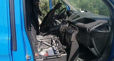 Servisteki kargo aracı hareket halindeyken alev aldı, sürücü kendini dışarı atarak kurtuldu