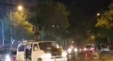 Seyir halinde kapısı açık minibüsten böyle düştü