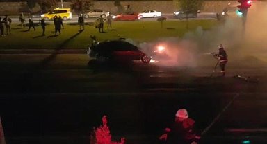 Seyir halindeki otomobilin motor kısmı alev aldı