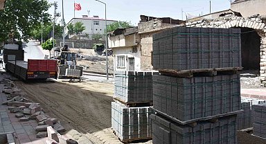 Siirt Belediyesi kilit parke döşeme ve kaldırım yenileme çalışmalarına devam ediyor