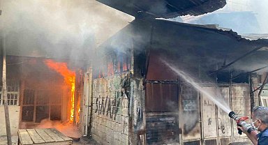 Siirt'te marangozcular çarşısında aynı anda yanan 3 dükkan paniğe neden oldu