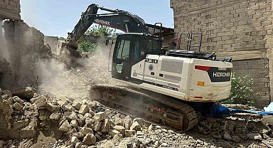 Siirt'te metruk binaların yıkımı sürüyor