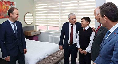 Şimşek çikolata üreten öğrencileri tebrik etti