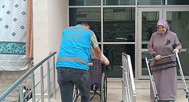 Sındırgı'da engelli vatandaşlar ekiplerin yardımıyla oylarını kullandılar