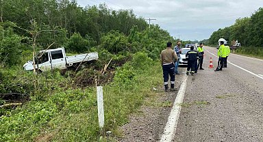 Sinop'ta kamyonet yol kenarına savruldu: 2 yaralı