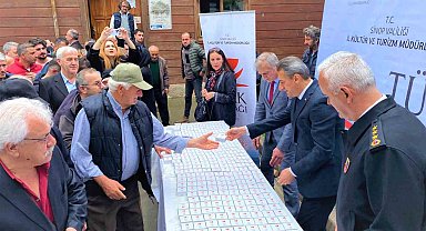 Sinop'ta namaz sonrası yöresel ikramlık dağıtıldı