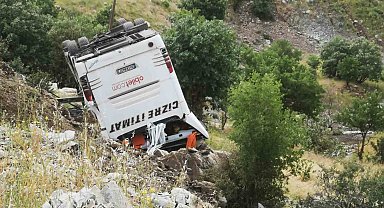 Şırnak'ta otobüs şarampole yuvarlandı: 2 yaralı