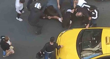 Şişli'de kurye ve taksici trafikte yol verme yüzünden yüzünden birbirine girdi