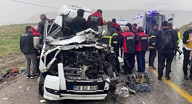 Sivas'ta servis aracı ile tır çarpıştı: 4 ölü, 1'i ağır 3 yaralı